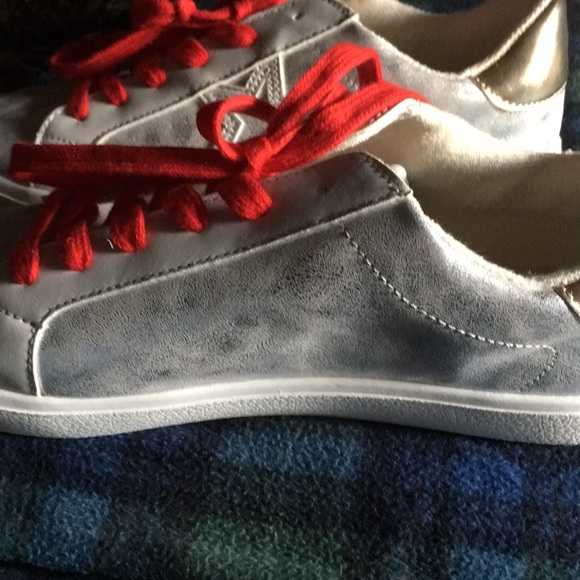 Time and Tru Women’s Sneaker Shoes Memory foam Size 10 Gently used - Picture 4 of 6